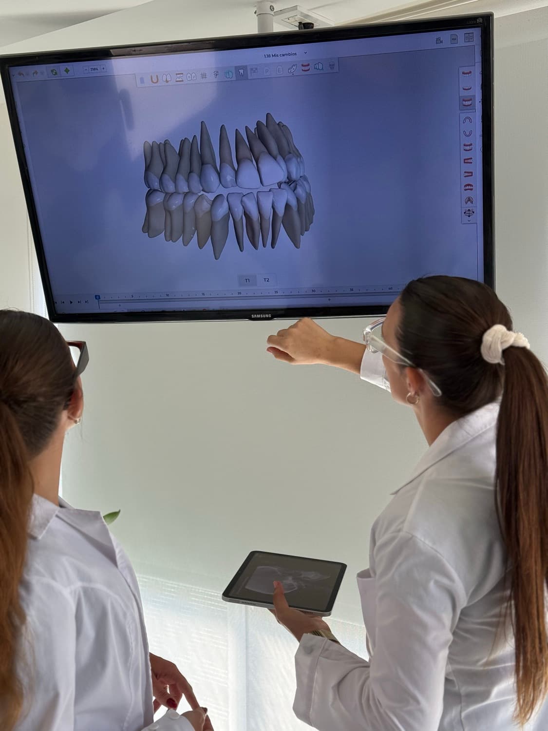 Dos profesionales de BS frente a la pantalla con el modelo 3D de un caso
