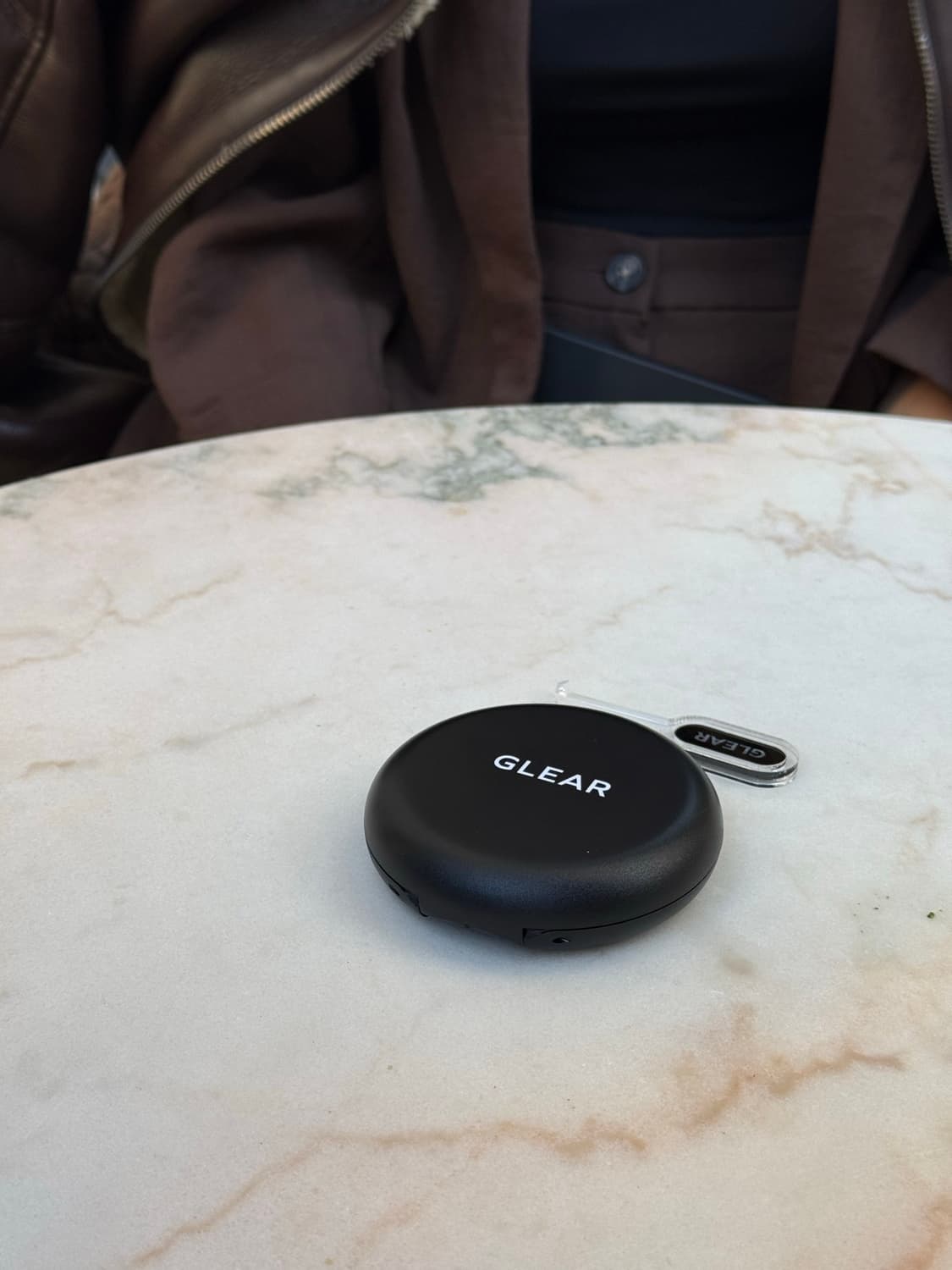El estuche GLEAR sobre una mesa de mármol